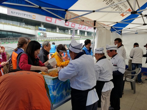 금천구청 앞 마당에서  진행된 귀함축제 먹거리 부스에서 지역 내 취약계층 200여분을 대상으로 제육덮밥을 나눠 드리고 계신 모습입니다.