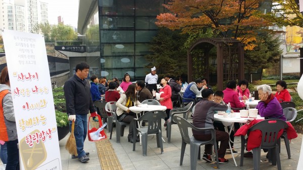 서울 사회복지공동모금회 지원사업인 사나이와 함게하는 힐링방상에 참여하신 독거남성장애인분들께서 나눠주신 음식을 드시고 계신 지역주민의 모습입니다.