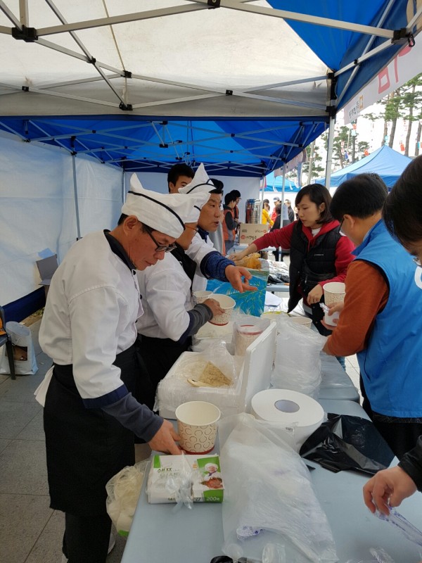 서울 사회복지공동모금회 지원사업인 사나이와 함게하는 힐링방상에 참여하신 독거남성장애인분들께서 지역주민들께 음식을 나눠드리고 게신 모습입니다.