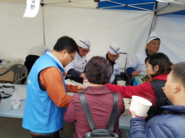 서울 사회복지공동모금회 지원사업인 사나이와 함게하는 힐링방상에 참여하신 독거남성장애인분들께서 지역주민들께 음식을 나눠드리고 게신 모습입니다.