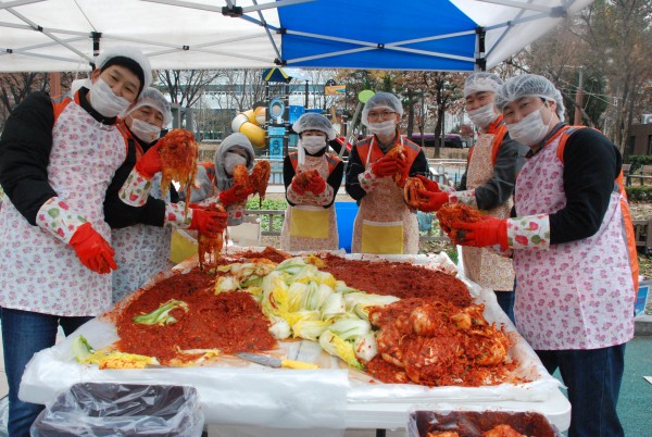 2016년 파이오링크와 함께하는 따뜻한 김장나눔행사에서 김치를 만들면서 찍은 단체 사진입니다.