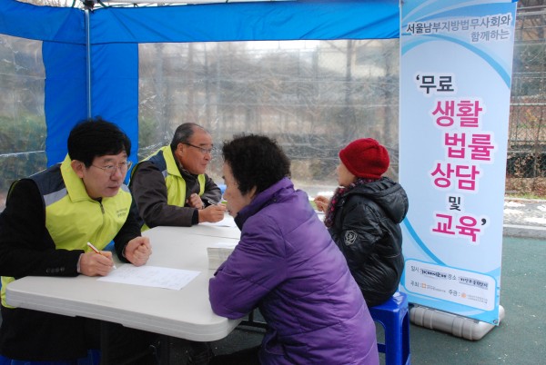 2016년 파이오링크와 함께하는 따뜻한 김장나눔행사에서 무료 생활법률 상담 및 교육을 진행 중인 사진입니다.