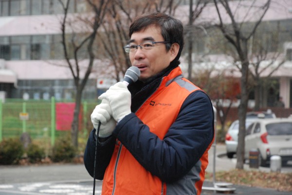 2016년 파이오링크와 함께하는 따뜻한 김장나눔행사에서 관계자께서 마이크로 말씀 중인 사진입니다.