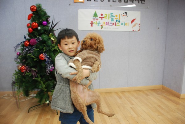 동물매개치료 하반기 단기체험에서 강아지와 찍은 사진입니다.