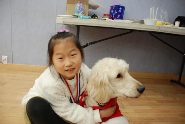 동물매개치료 하반기 단기체험에서 강아지와 찍은 사진입니다.