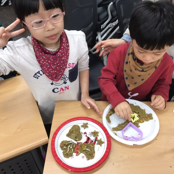 동물매개치료 하반기 단기체험에서 강아지 사료를 만들고 찍은 사진입니다.