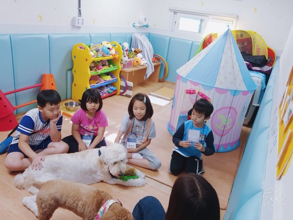 이야기를 나누고 있는 나의형제 친구들