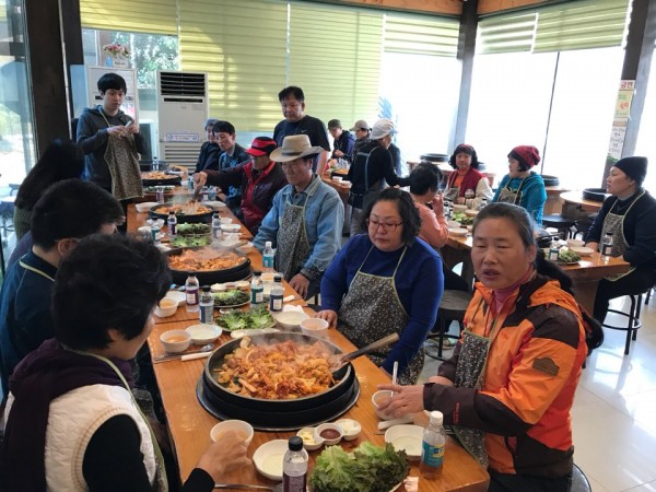 활동보조인 가을나들이 점심식사 춘천닭갈비