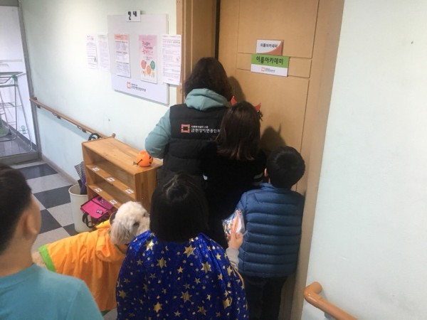 간식 나눔 행사 하는 모습