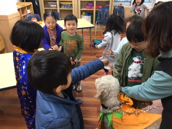 할로윈 데이 맞이 하여 신나는 학교 친구들에게 간식을 나눠주는 모습