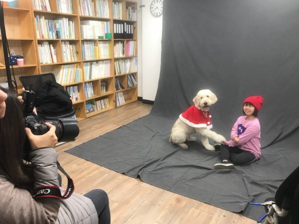 나의 형제 친구와 치료도우미견 사진촬영