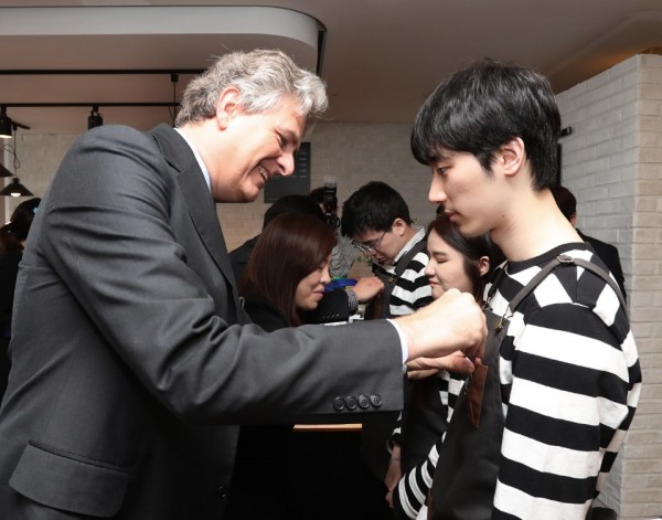 로레알카페개소식명찰수여
