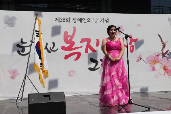 애국가제창과 관객석 모습