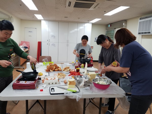 샌드위치를 만드는 모습
