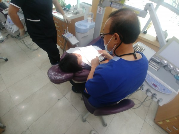 진료하는모습