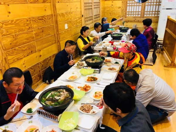 능이백숙식사중
