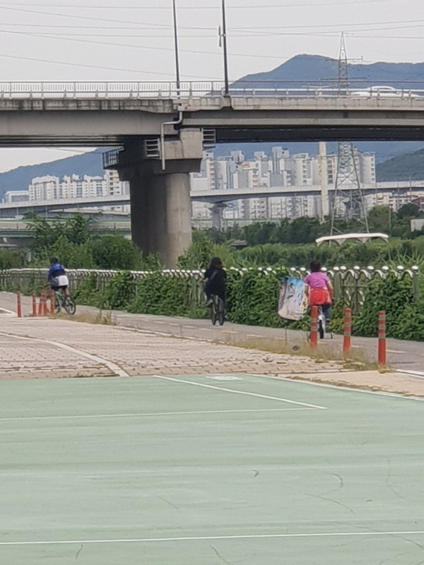 같이 자전거 타는 모습