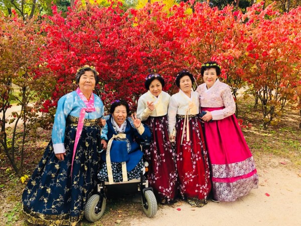 한복착용하는모습