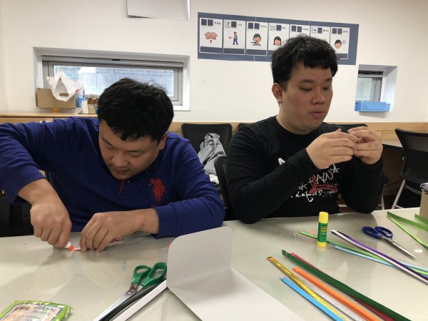 열심히 만지작