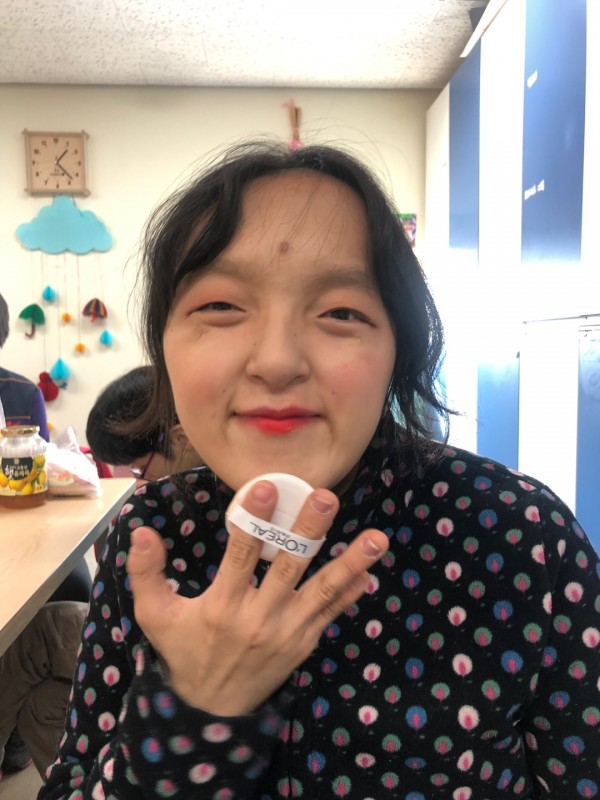 얼굴에 바르고 있어요