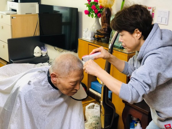 이발하는