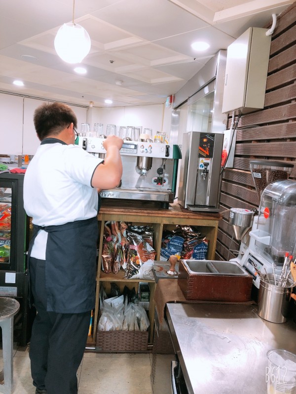 커피 제조 하고 있는 해피빈 참여 학생