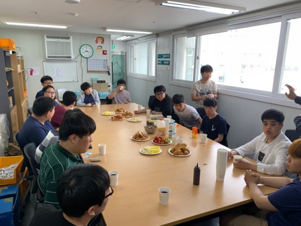 우수훈련생 시상 후 다같이 축하하며 다과를 먹고 있는 사진