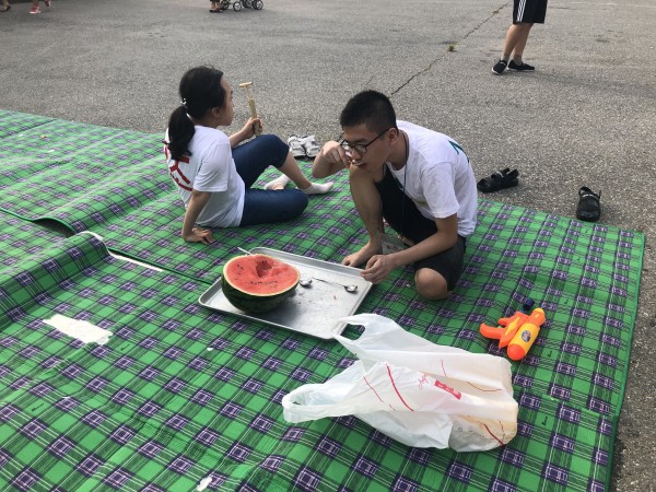 수박먹고 있는 사진