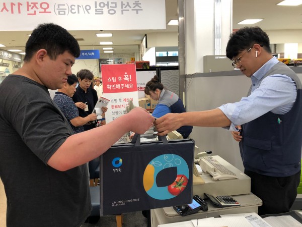 선물세트를 직접 계산하는 사진