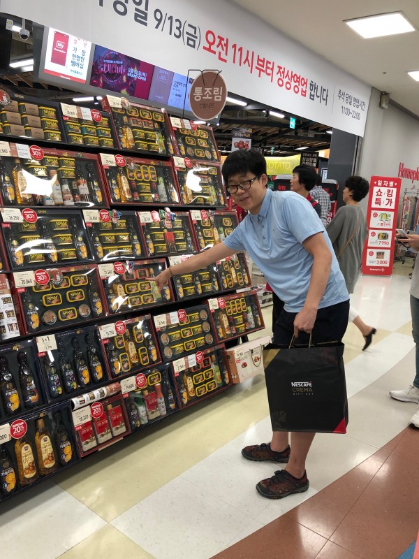 원하는 선물을 고르는 사진