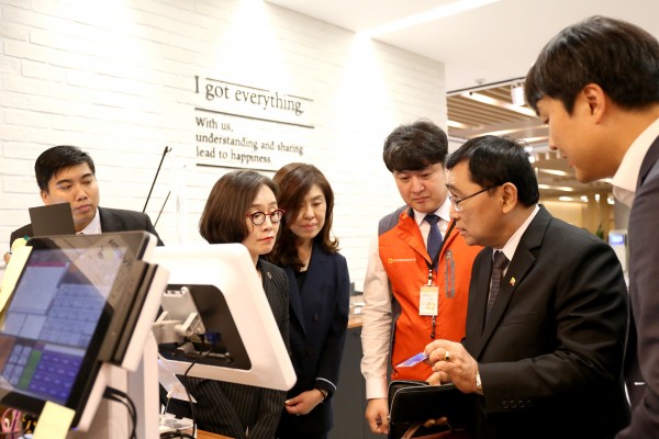 미얀마 사회보호구제 재정착부  Win Myat Aye(윈 미야트 아예) 장관이 발달장애인용 pos를 체험하고 있음
