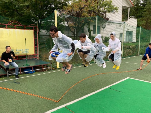 명랑운동회 조별 단체 줄넘기하는 사진