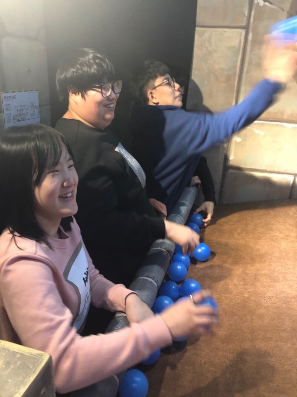 2019년12월11일 수요일 직업적응훈련반, 현장중심직업적응훈련생이 인사동 쌈지길에 위치한 다이마믹메이즈(공던지기) 활동을 하는 사진