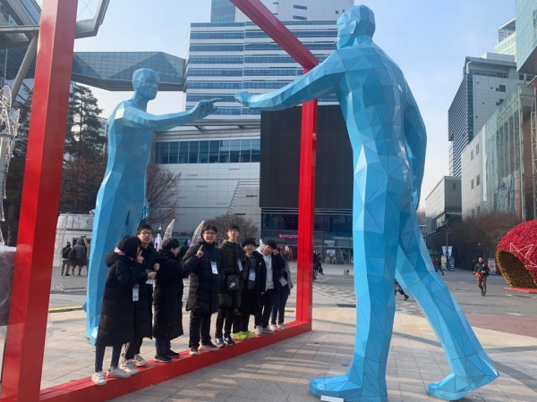 MBC 조형물 앞 2조 사진