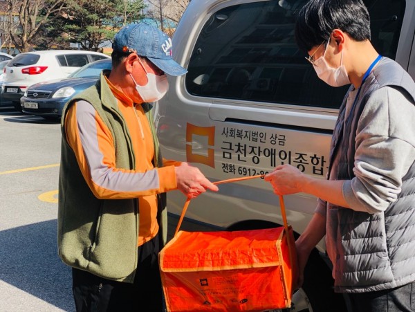 밑반찬 봉사자들에게 전달 중