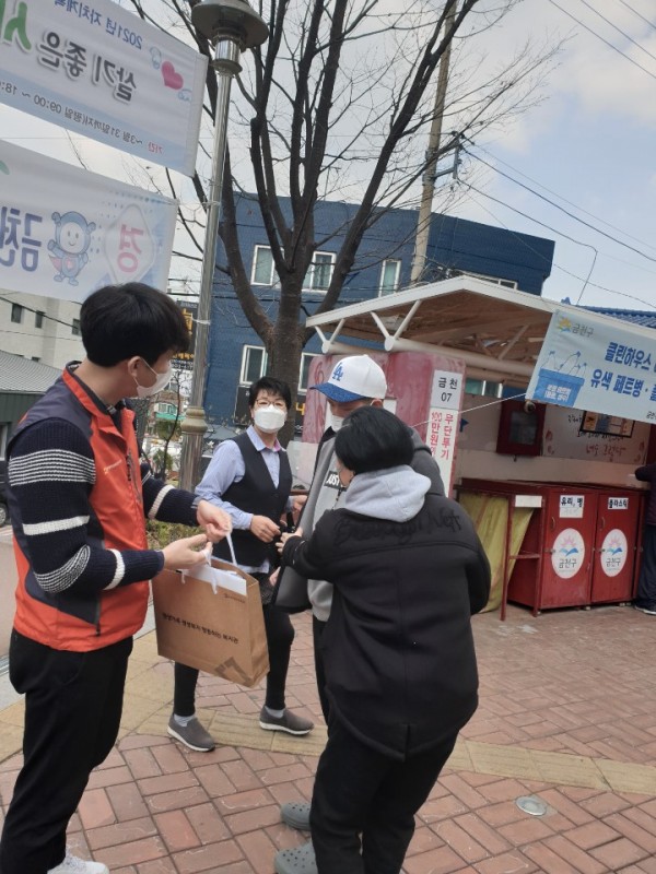 투표 안내와 함께 가정학습지원 키트를 전달하고 있습니다