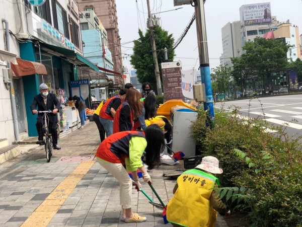 말미마을쓰레기치우는모습