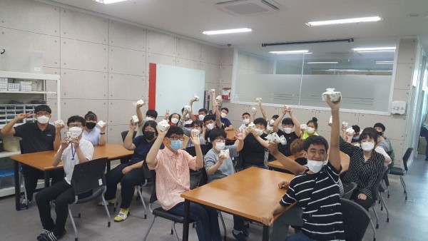 떡을 받은 sg블루웰 훈련생들