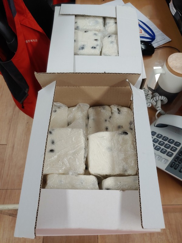 후원받은 떡 2상자 사진