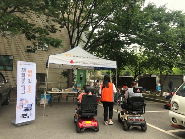 더운 날 천막아래에서
