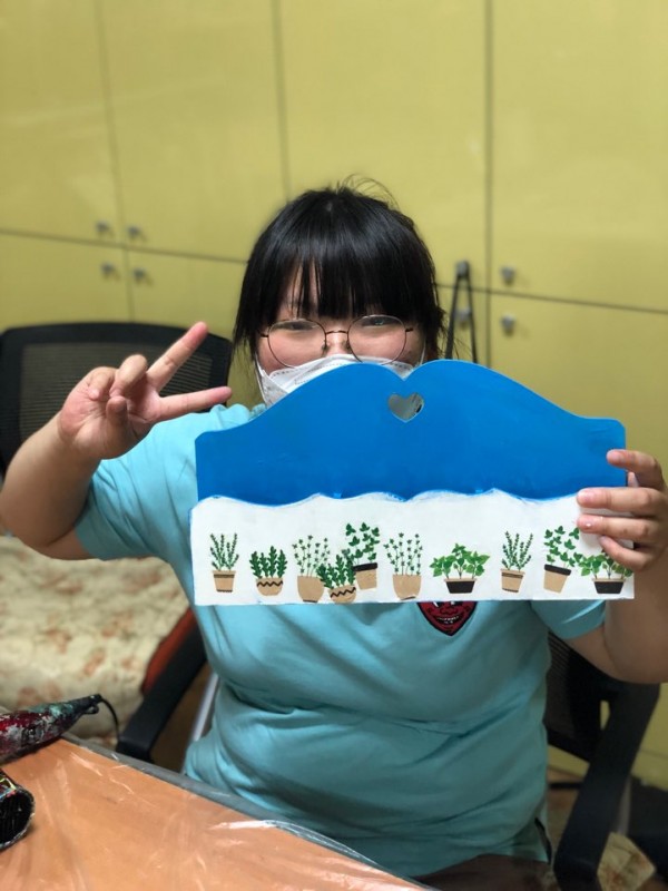 완성된 작품과 함께 찍은사진3