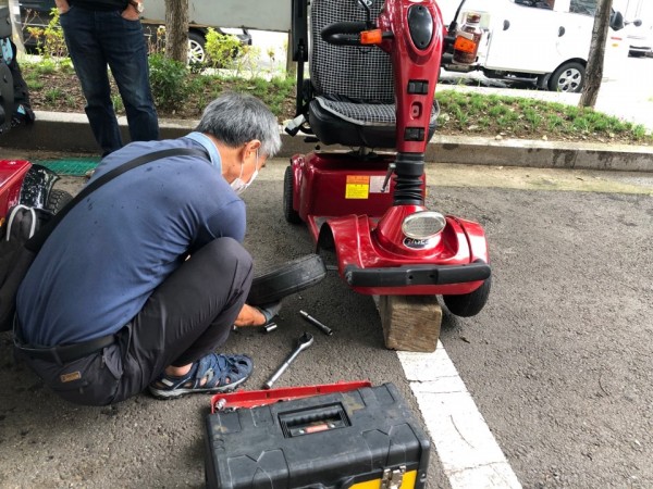 전동휠체어 타이어 교체