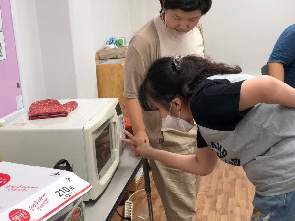 전자레인지에 밥을 데워보아요