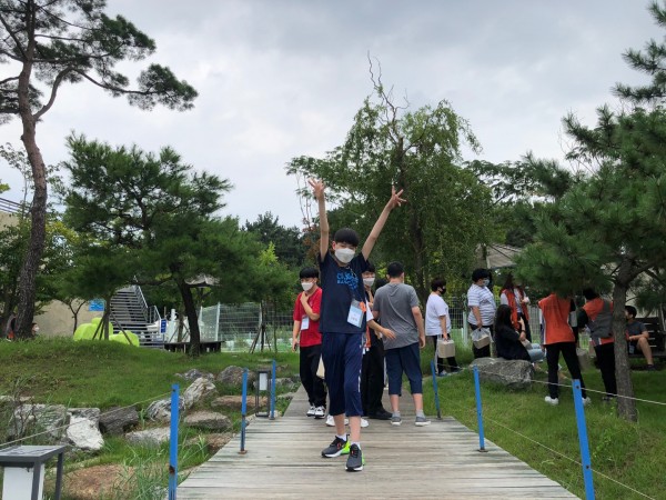 다리 위에서 멋진 포즈 취하는 참여자