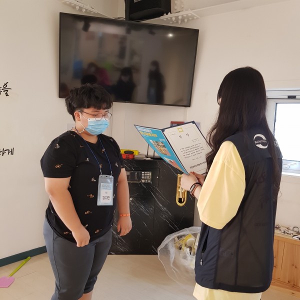 수료증 수여하는 사진