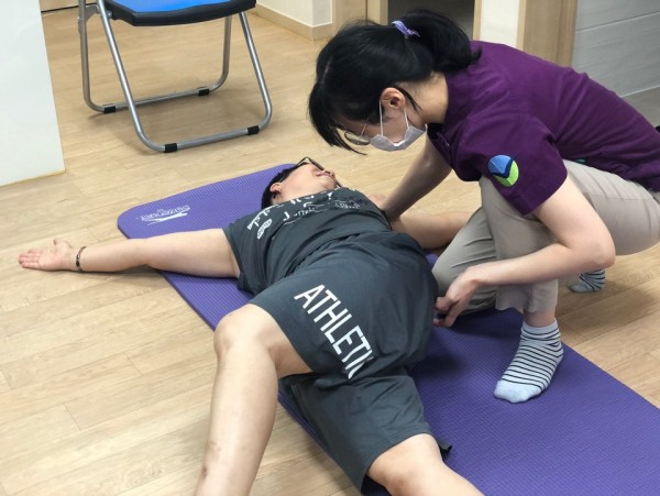 스트레칭을돕는모습