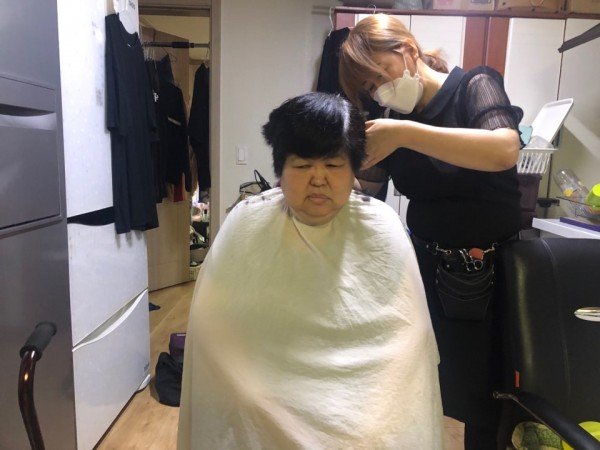 머리 숱이 많기도 하고 곱슬이어서 정돈이 잘 안돼요. 잘 다듬어주세요~