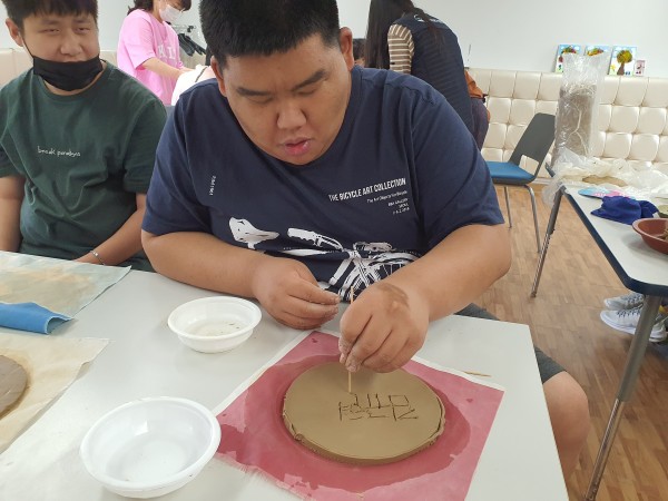 자신의 이름을 새기고 있습니다.