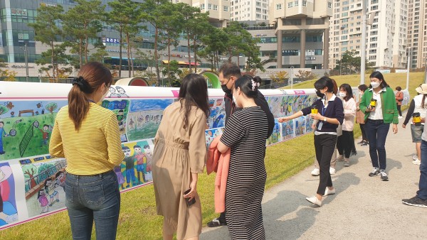 현수막전시작품 스티커 붙이는 모습3