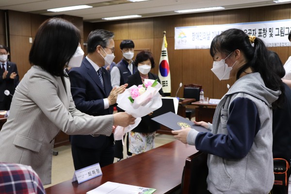 축하꽃다발을 받는 모습